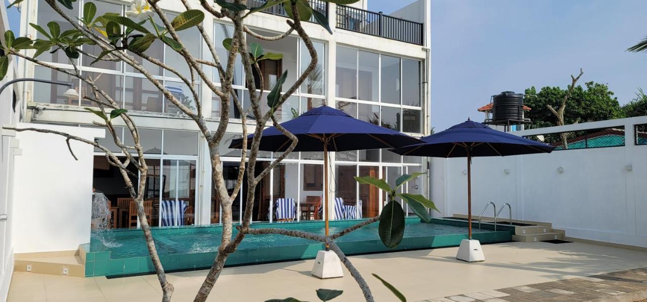 White Sand Villa - Beach Front Hikkaduwa Exterior photo