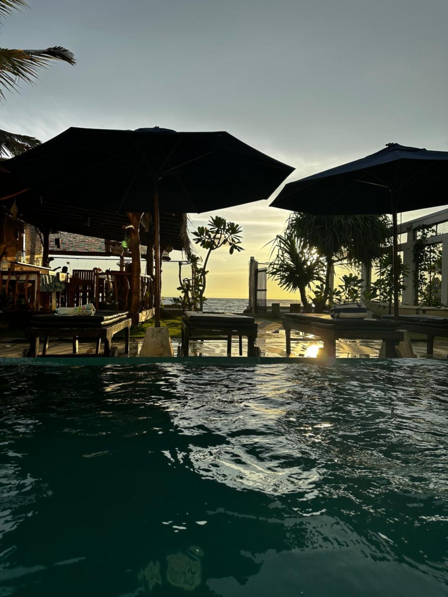 White Sand Villa - Beach Front Hikkaduwa Exterior photo