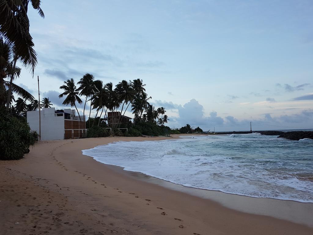 White Sand Villa - Beach Front Hikkaduwa Exterior photo
