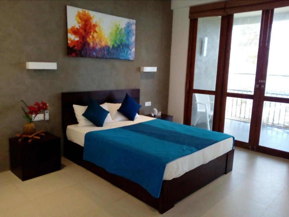 White Sand Villa - Beach Front Hikkaduwa Exterior photo